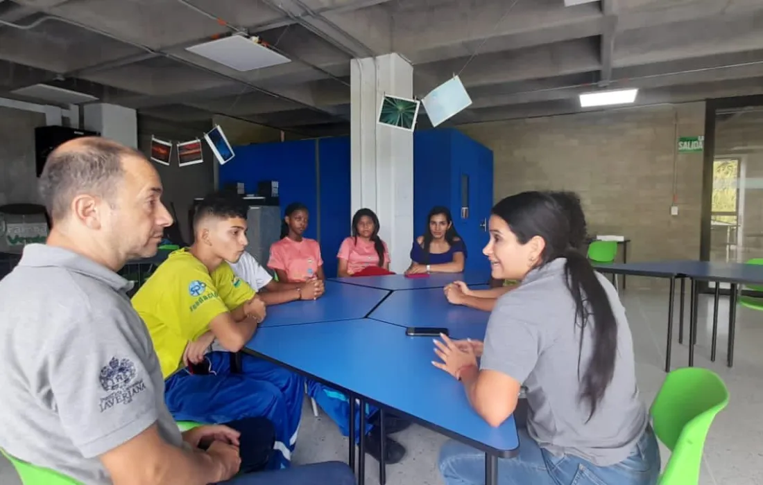 Formando comunidades a través del inglés Formando comunidades a través del inglés