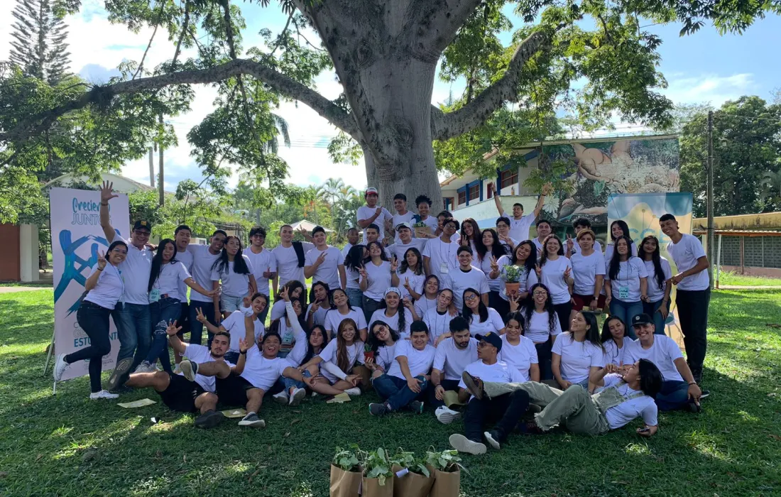 Poema: Construcción Creativa de Estudiantes Grupo Uvas Silvestres Innovar es el futuro En un mundo de sueños, sin cesar Donde el deseo nos hace volar. Si mi punto de vista quiero cambiar, innovar es mi manera de actuar. Emprender es el camino a trazar, con pasión y ganas de innovar, si mis miedos quiero vencer, emprender debo de hacer. En cada idea, un destello singular, innovar es el arte de crear, forjando un futuro sin igual, donde el éxito nos va a encontrar. Poema: Construcción Creativa de Estudiantes Grupo Uvas Silvestres Innovar es el futuro En un mundo de sueños, sin cesar Donde el deseo nos hace volar. Si mi punto de vista quiero cambiar, innovar es mi manera de actuar. Emprender es el camino a trazar, con pasión y ganas de innovar, si mis miedos quiero vencer, emprender debo de hacer. En cada idea, un destello singular, innovar es el arte de crear, forjando un futuro sin igual, donde el éxito nos va a encontrar.