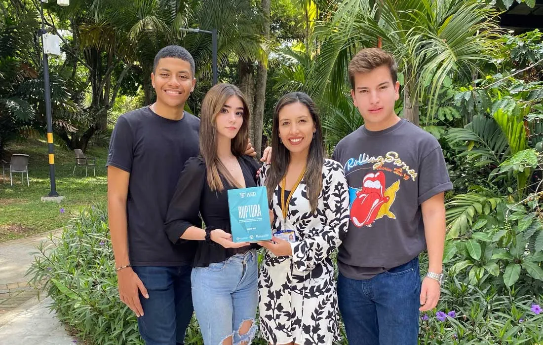 Estudiantes de Derecho publican artículo en la revista Ruptura- de la Pontificia Universidad Católica de Ecuador Estudiantes de Derecho publican artículo en la revista Ruptura- de la Pontificia Universidad Católica de Ecuador