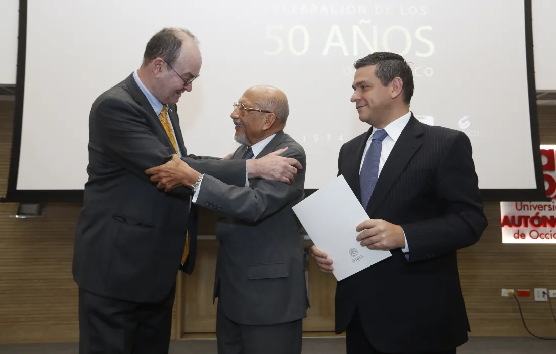 Rector de la Javeriana Cali entrega Medalla Félix Restrepo, S.J. a Luis H. Pérez Páez, le acompaña en este acto el Secretario General Rector de la Javeriana Cali entrega Medalla Félix Restrepo, S.J. a Luis H. Pérez Páez, le acompaña en este acto el Secretario General
