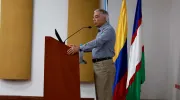 “Si no cambiamos la manera de hacer las cosas nos vamos a quedar cada vez menos desarrollados”, César Ferrari, Superintendente Financiero de Colombia “Si no cambiamos la manera de hacer las cosas nos vamos a quedar cada vez menos desarrollados”, César Ferrari, Superintendente Financiero de Colombia