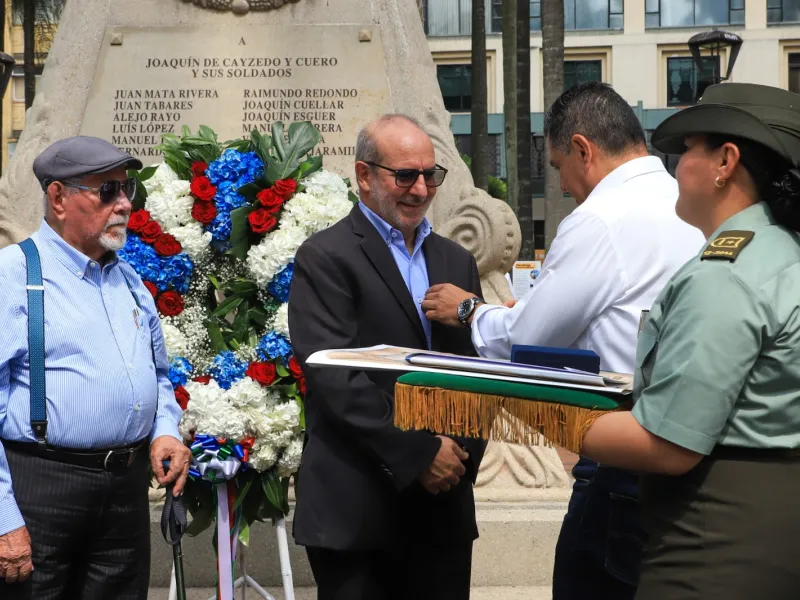 Concejo de la Orden de la Independencia condecoró a Luis Felipe Gómez, S.J. Concejo de la Orden de la Independencia condecoró a Luis Felipe Gómez, S.J.