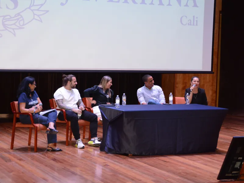 María Elena Martínez, Simón Londoño, Carolina Muñoz, Leandro Cambindo y Claudia Rojas, egresados javerianos panelistas ExpoLaborum 2023 María Elena Martínez, Simón Londoño, Carolina Muñoz, Leandro Cambindo y Claudia Rojas, egresados javerianos panelistas ExpoLaborum 2023