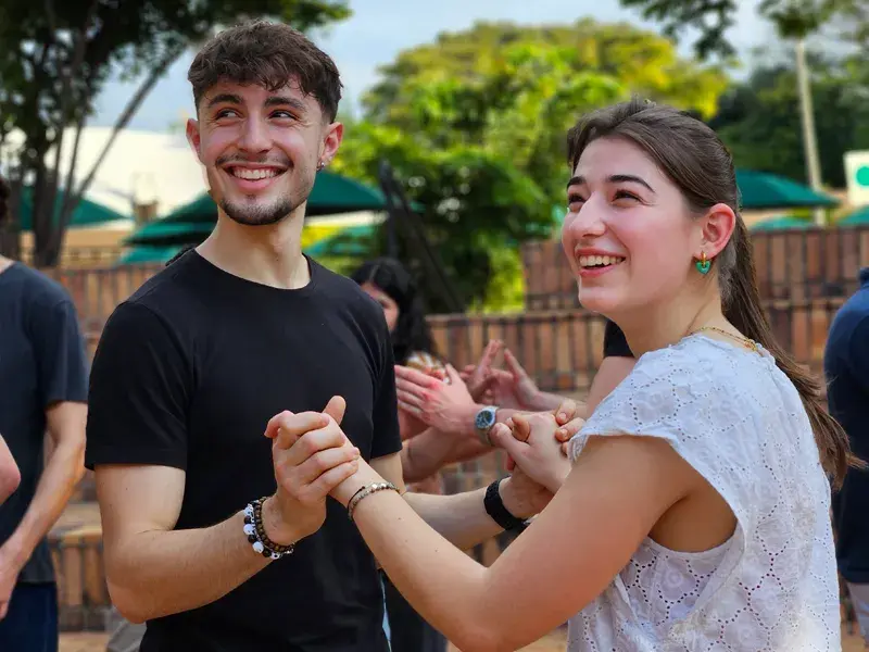 Estudiantes internacionales participando de una clase de salsa en la Javeriana Cali
